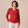 asymmetrische Jacke rot – Vorderansicht, mit KI bearbeitet