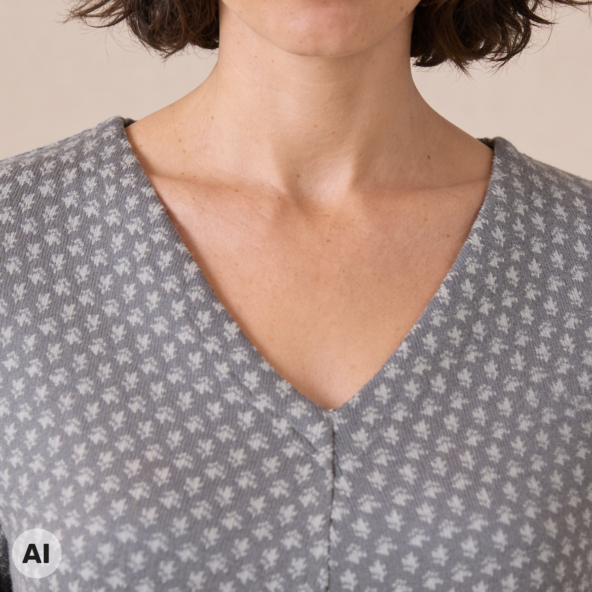 Zipfelpullover grau – Detailansicht, mit KI bearbeitet