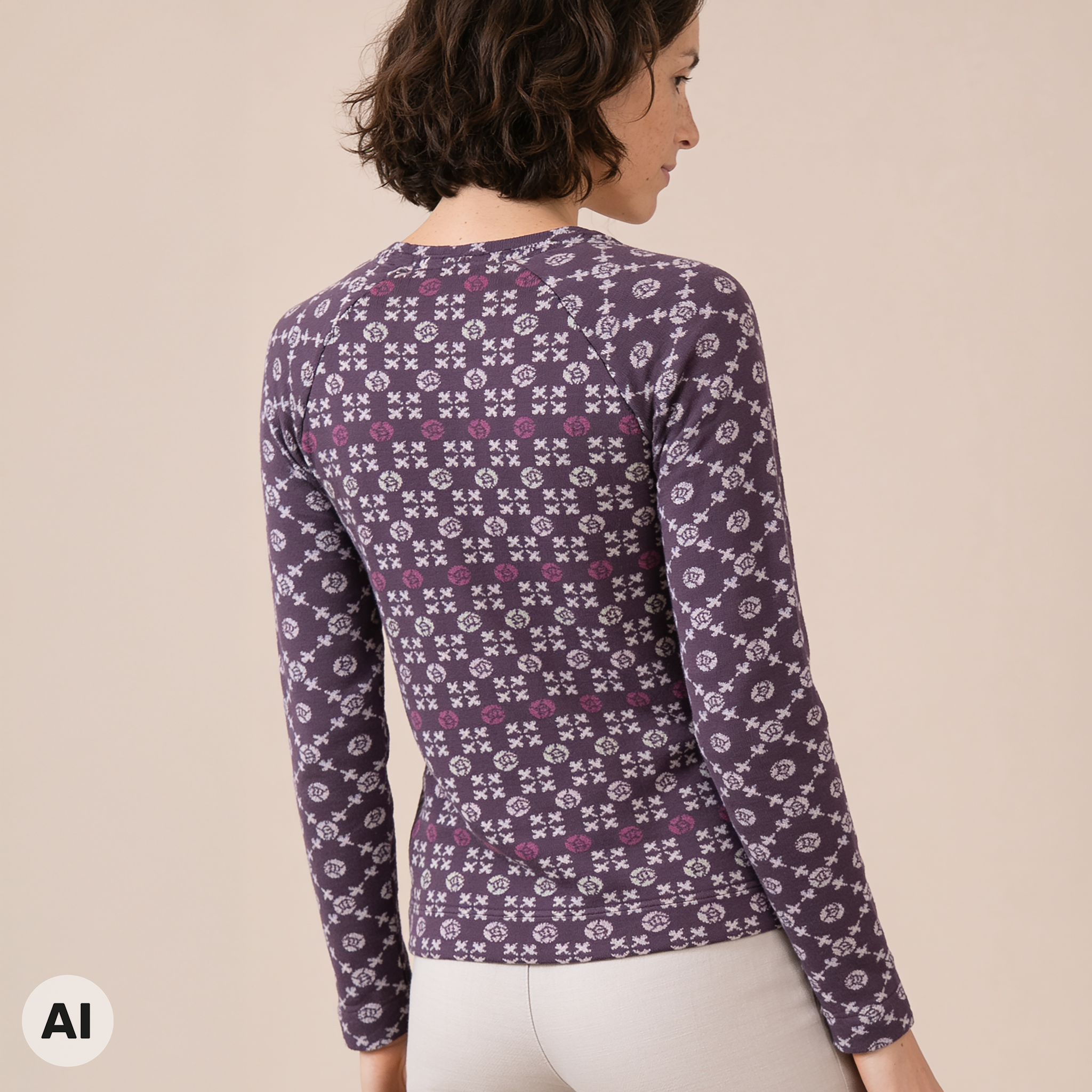 Raglanpullover lila – Rückansicht, mit KI bearbeitet