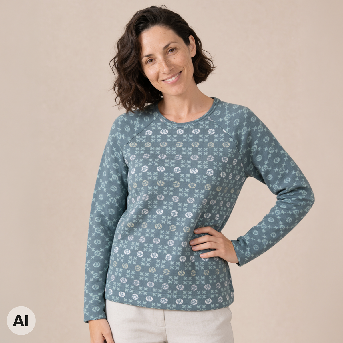 Raglanpullover petrol – Vorderansicht, mit KI bearbeitet