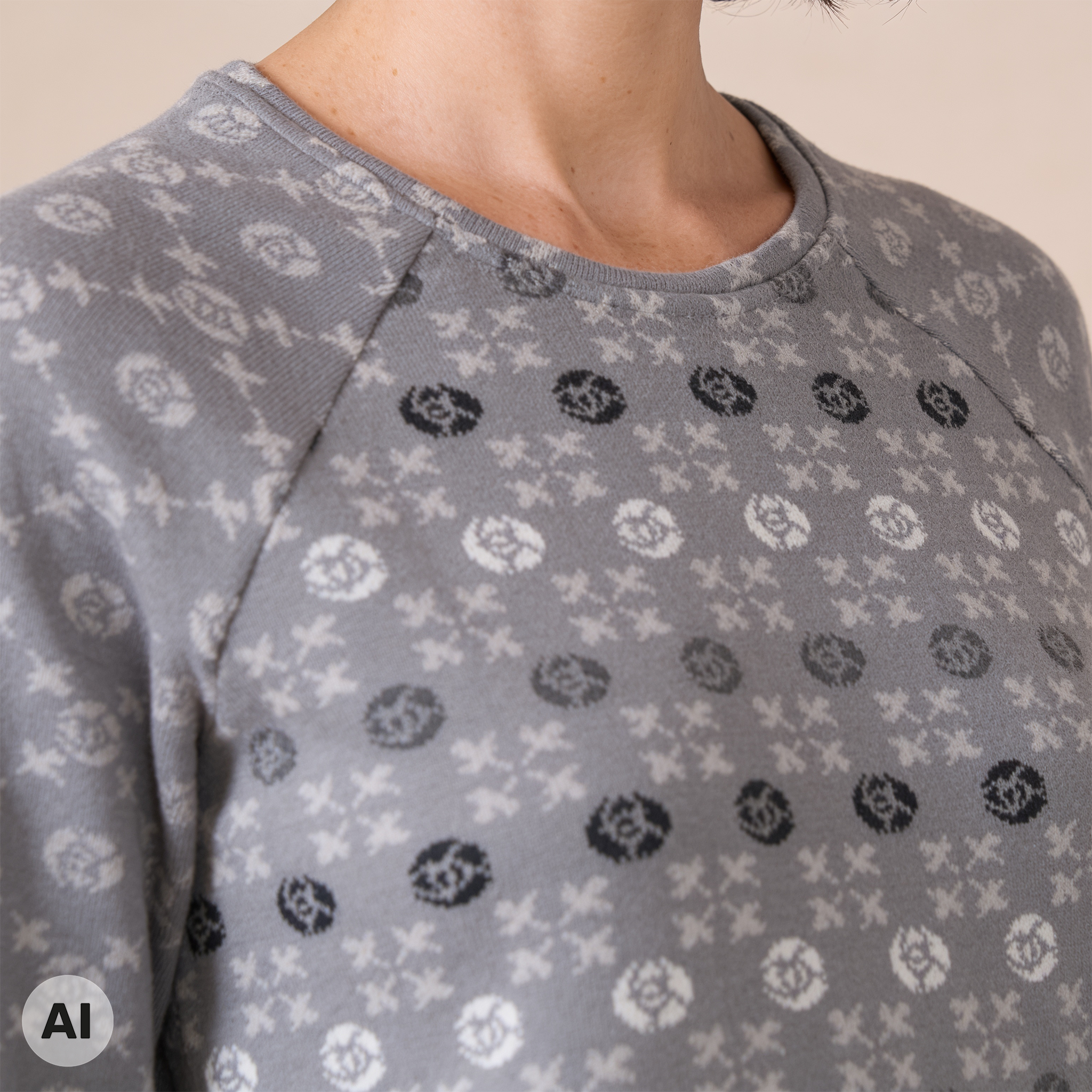 Raglanpullover grau – Detailansicht, mit KI bearbeitet
