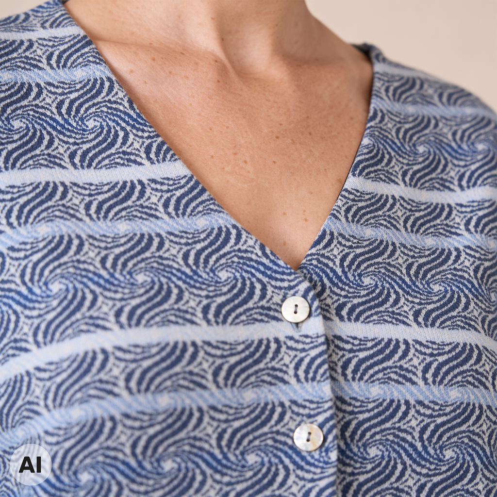 Jacke kastig blau – Detailansicht, mit KI bearbeitet