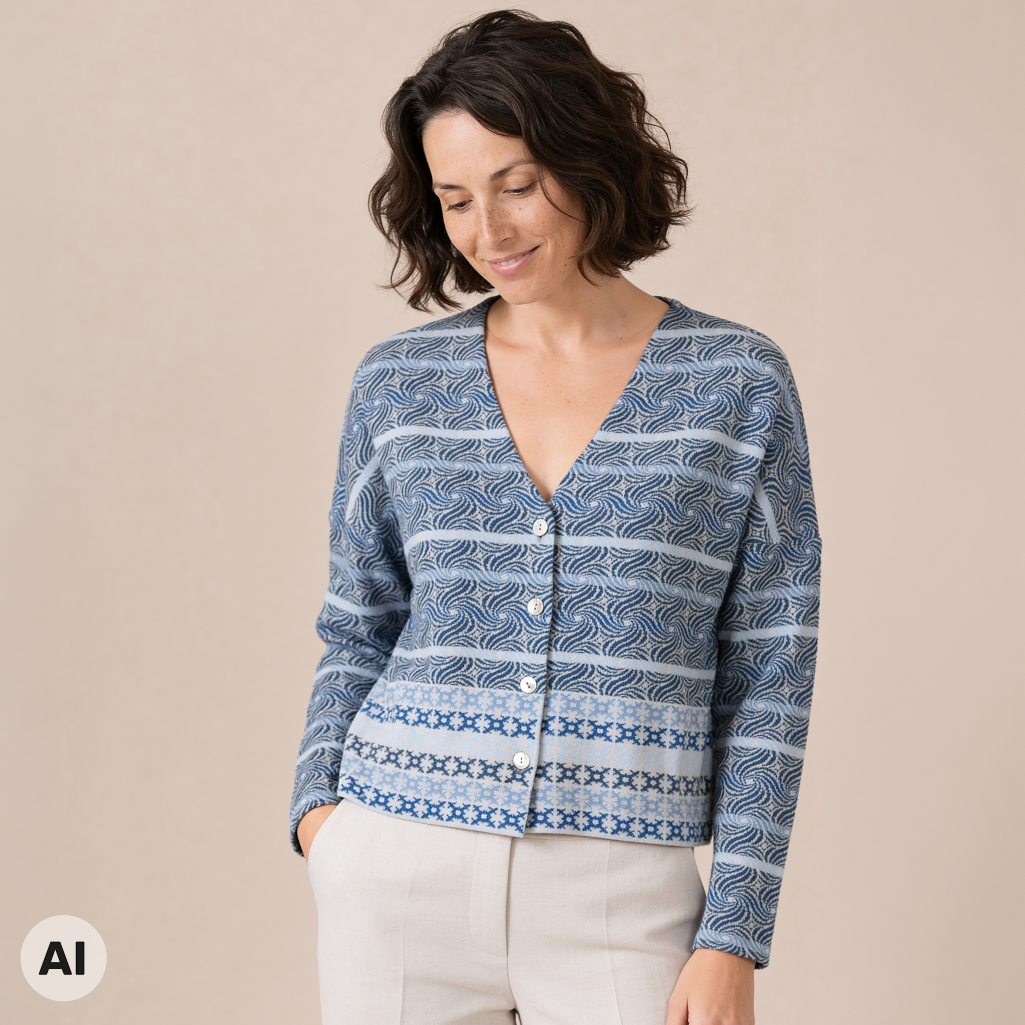 Jacke kastig blau – Vorderansicht, mit KI bearbeitet