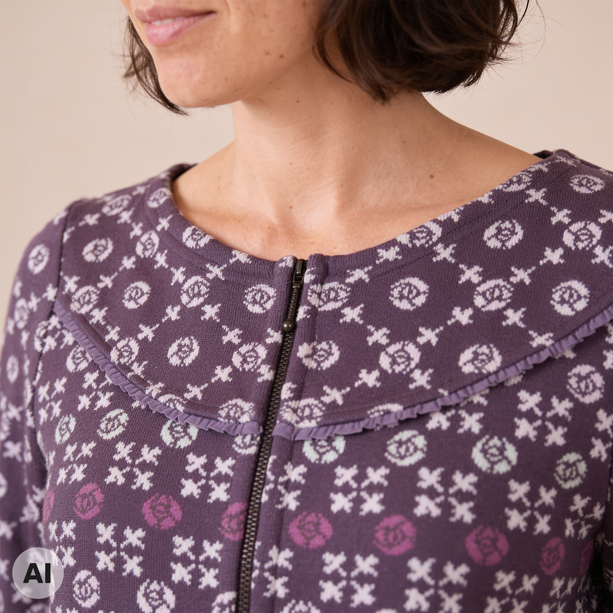 Rundpassenjacke lila – Detailansicht, mit KI bearbeitet