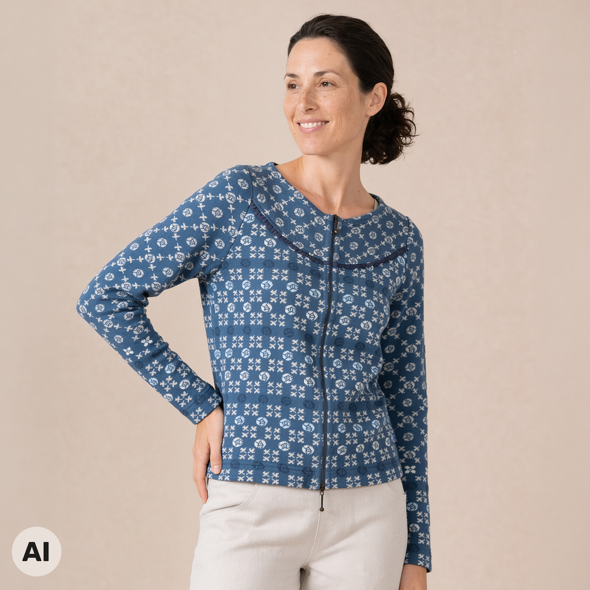 Rundpassenjacke blau – Vorderansicht, mit KI bearbeitet