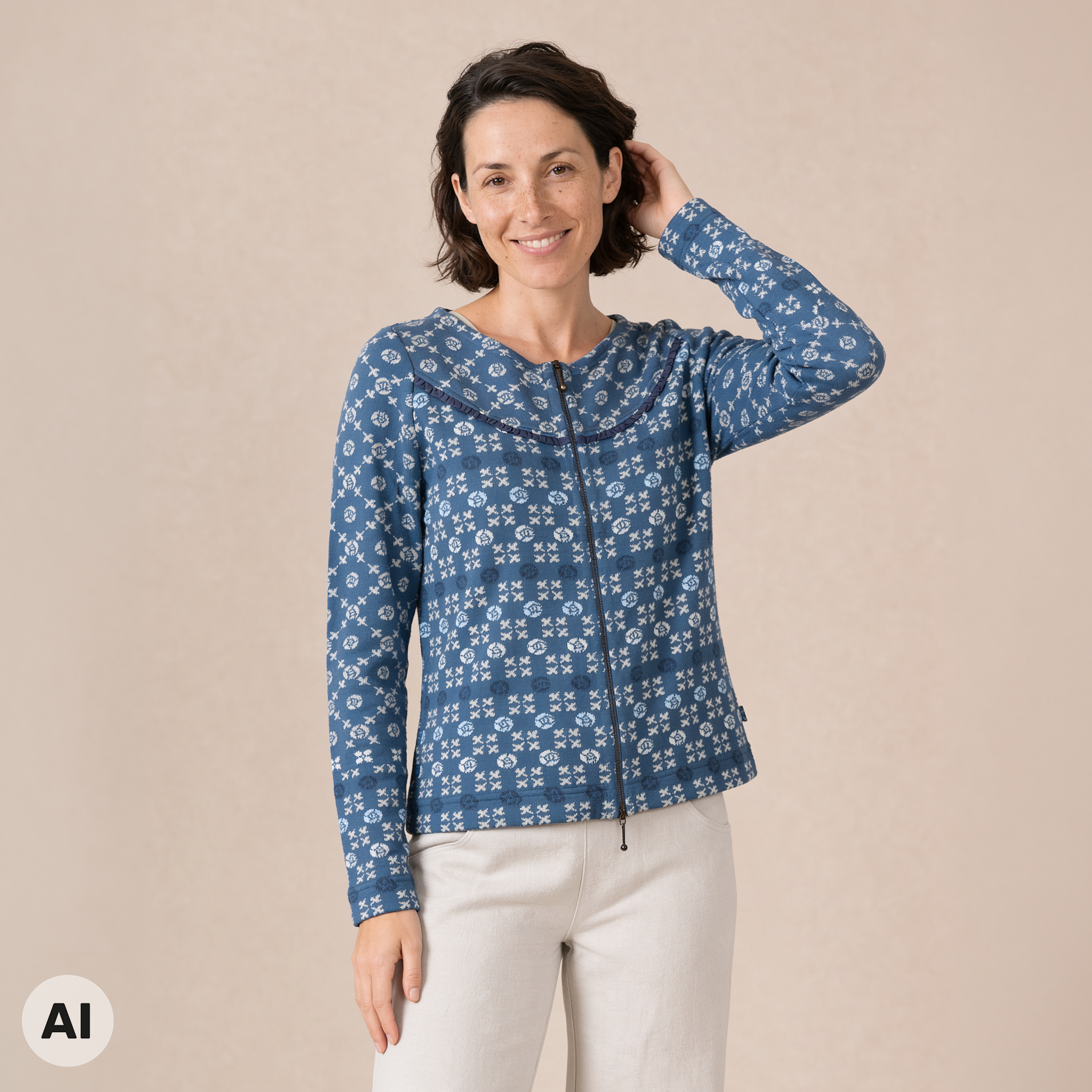 Rundpassenjacke blau – Vorderansicht, mit KI bearbeitet