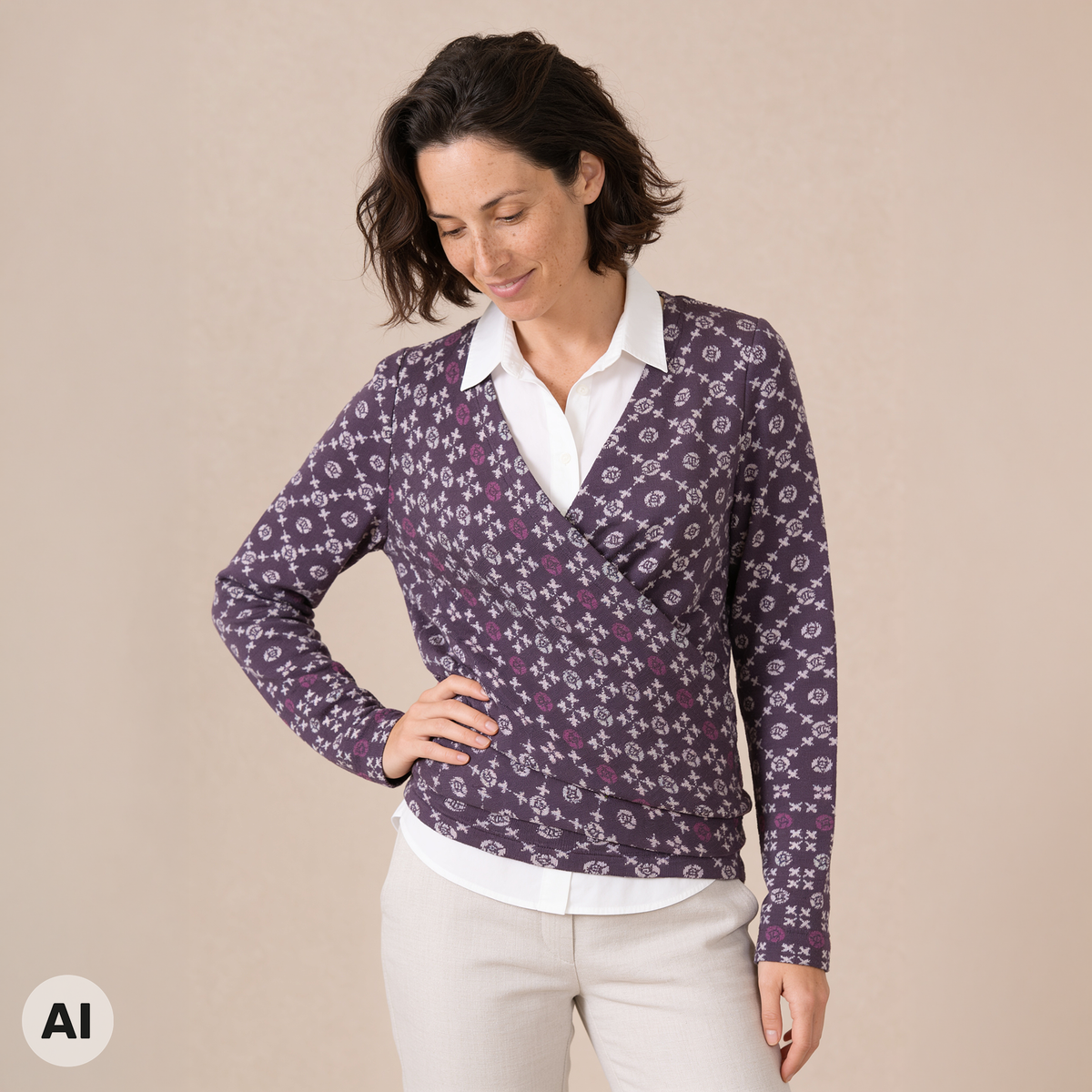 Wickeljacke lila – Vorderansicht, mit KI bearbeitet