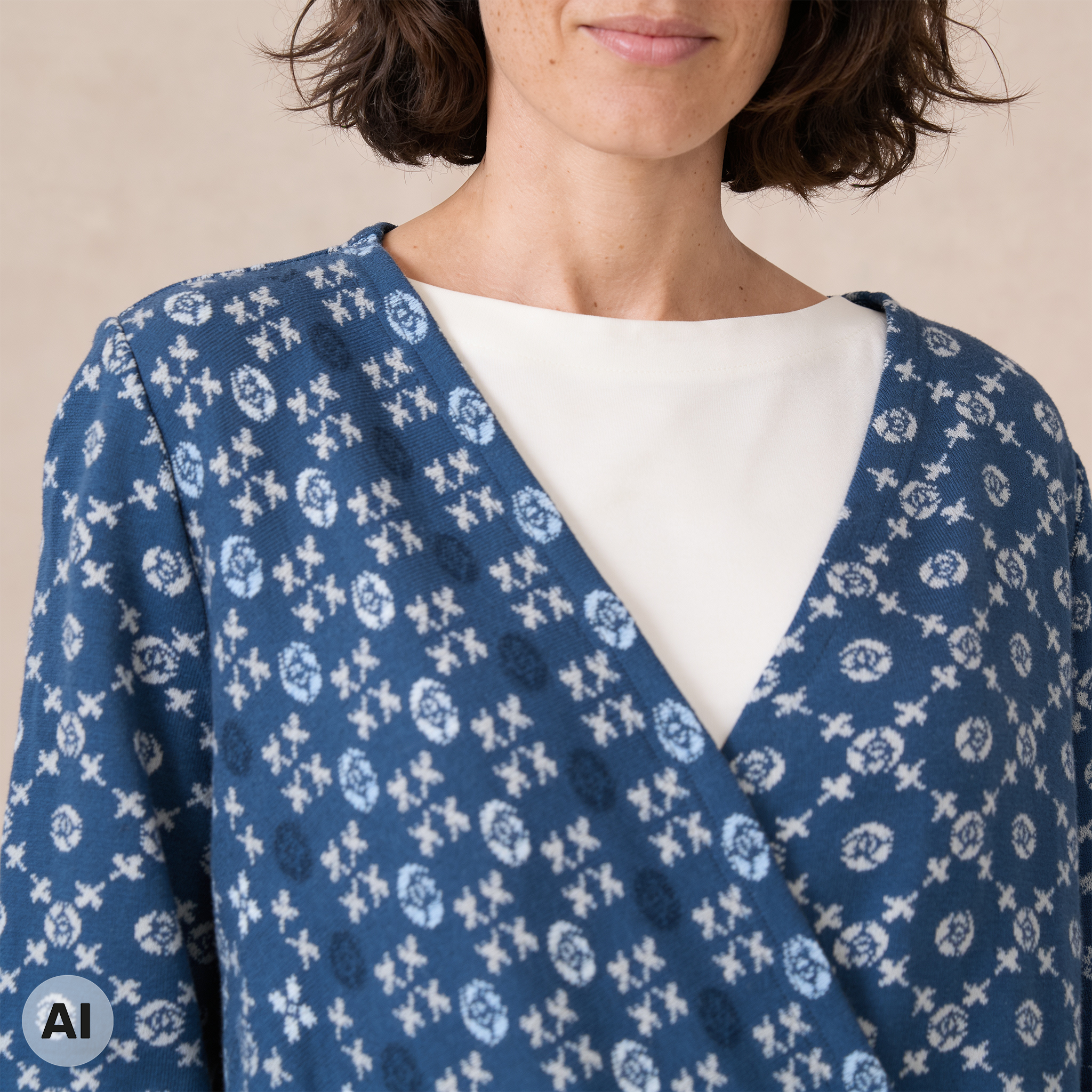 Wickeljacke blau – Detailansicht, mit KI bearbeitet