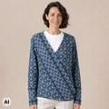 Wickeljacke blau – Vorderansicht, mit KI bearbeitet