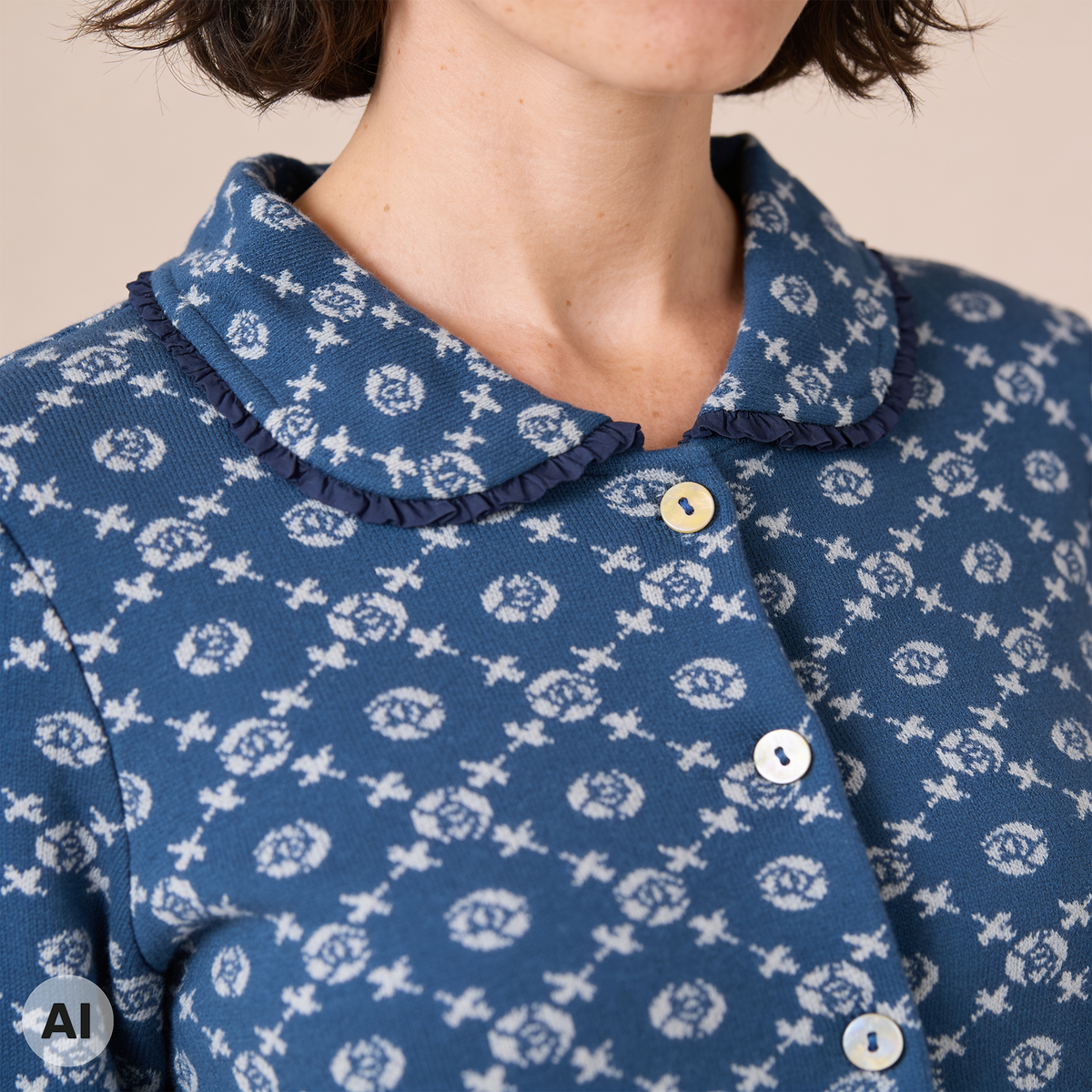 Jacke mit Falte blau – Detailansicht, mit KI bearbeitet