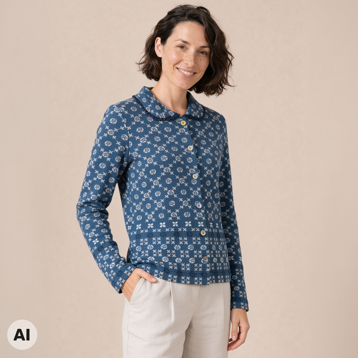 Jacke mit Falte blau – Vorderansicht, mit KI bearbeitet