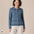 Jacke mit Falte blau – Vorderansicht, mit KI bearbeitet