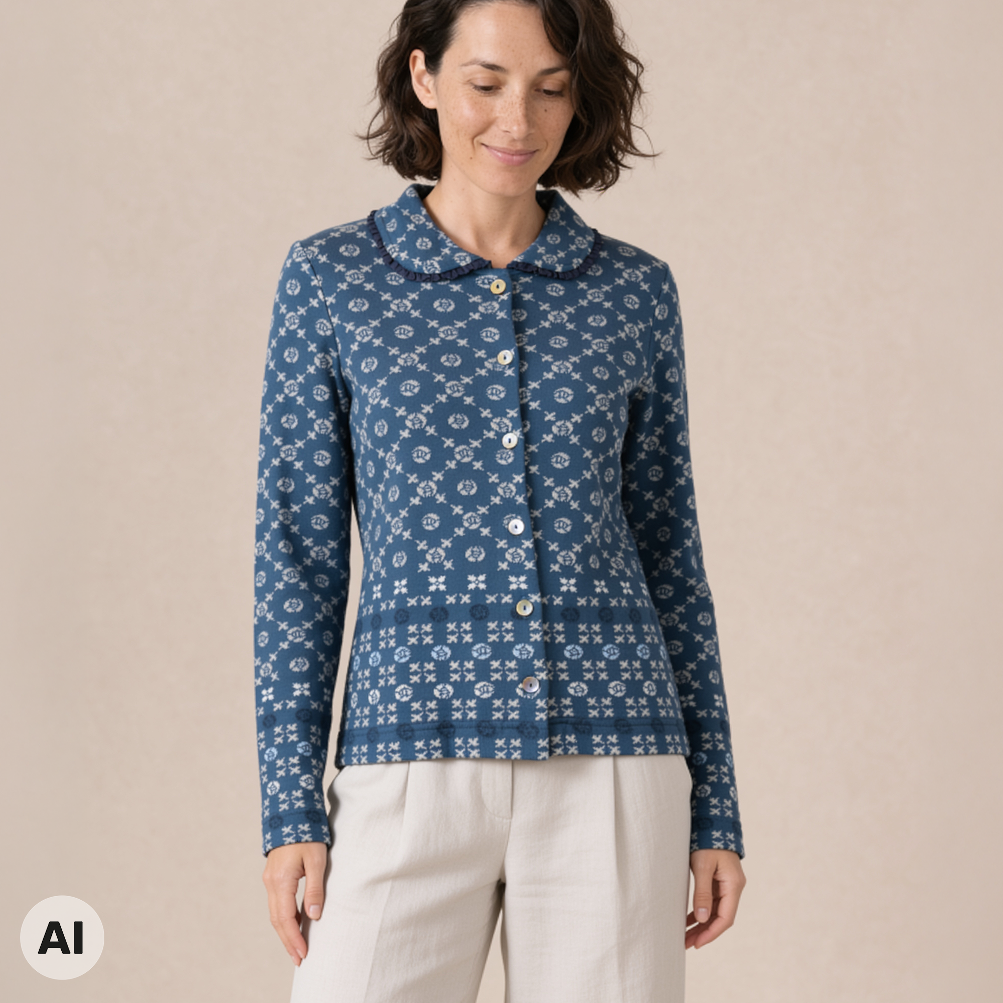 Jacke mit Falte blau – Vorderansicht, mit KI bearbeitet