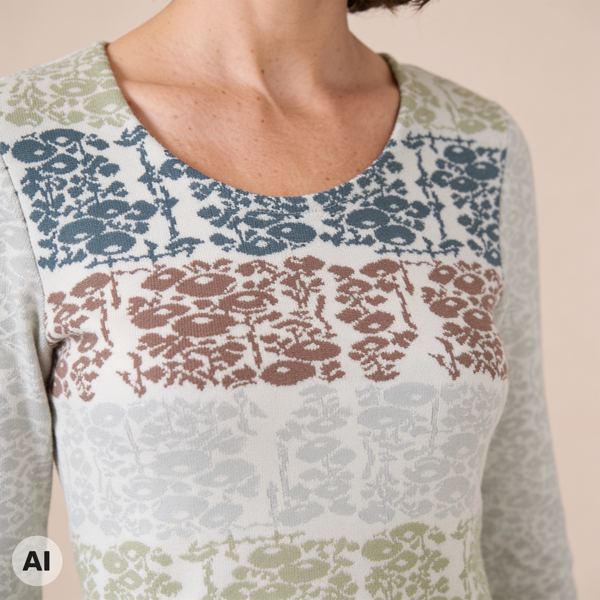 klassischer Pullover weiß – Detailansicht, mit KI bearbeitet