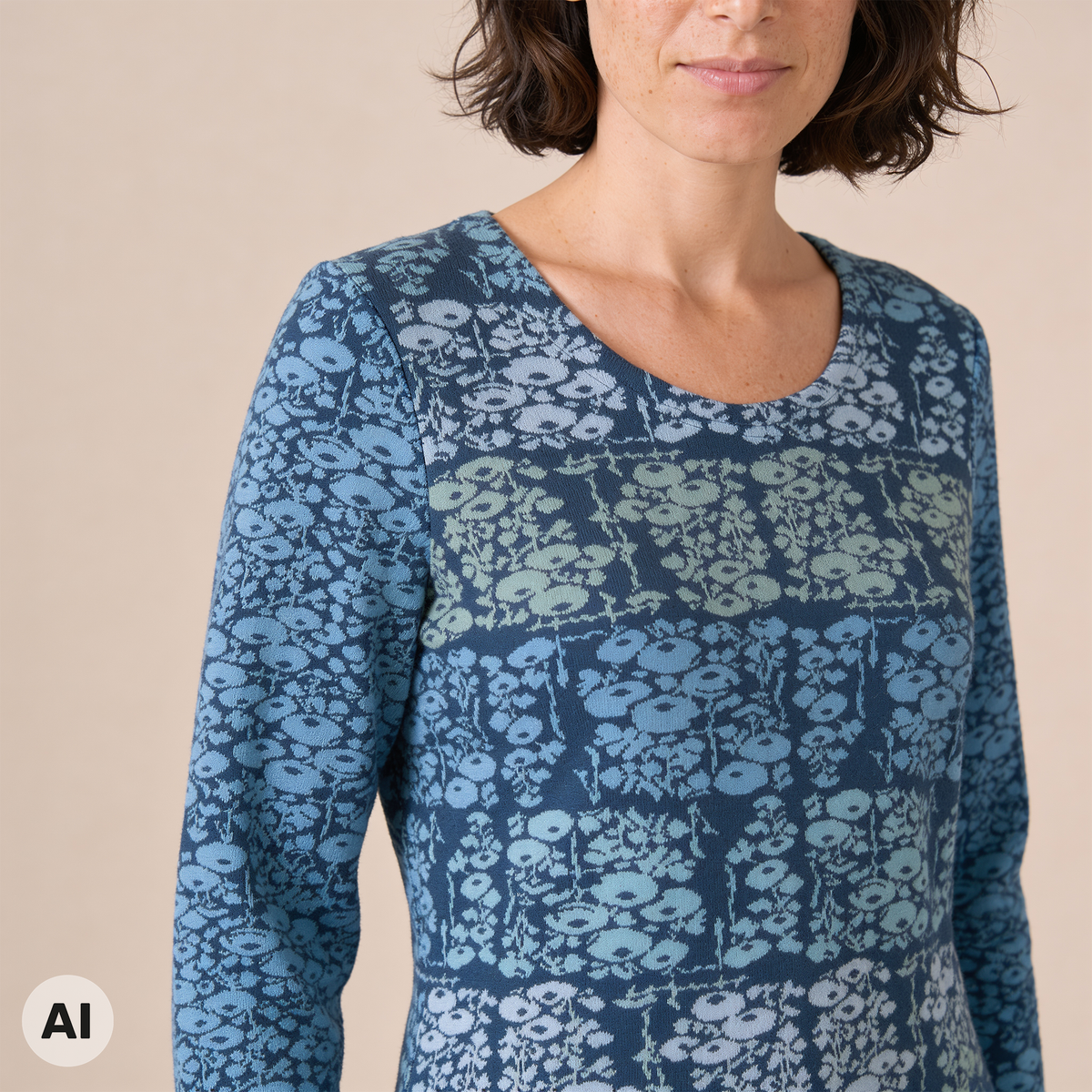 klassischer Pullover blau – Detailansicht, mit KI bearbeitet