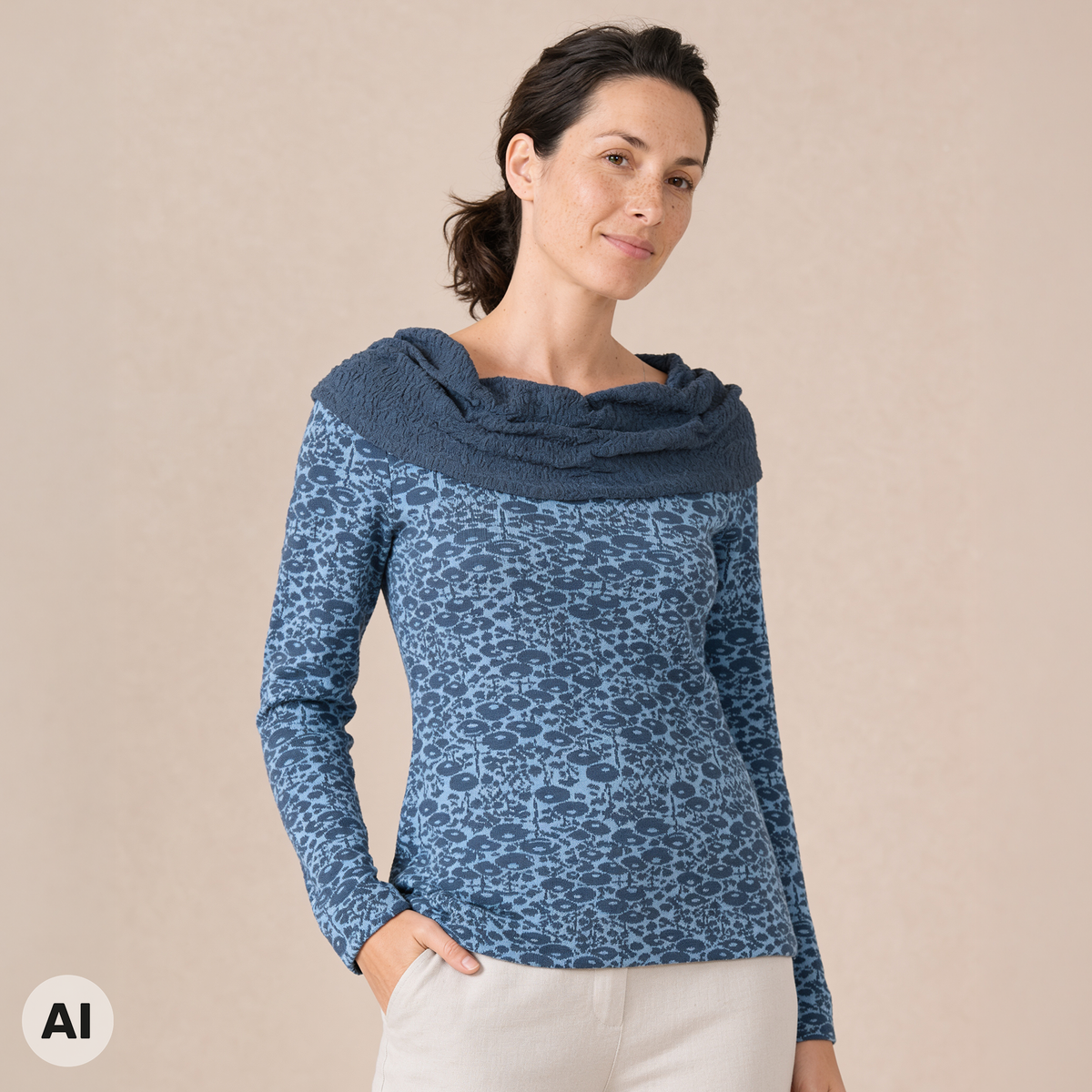 Carmenpullover blau – Vorderansicht, mit KI bearbeitet