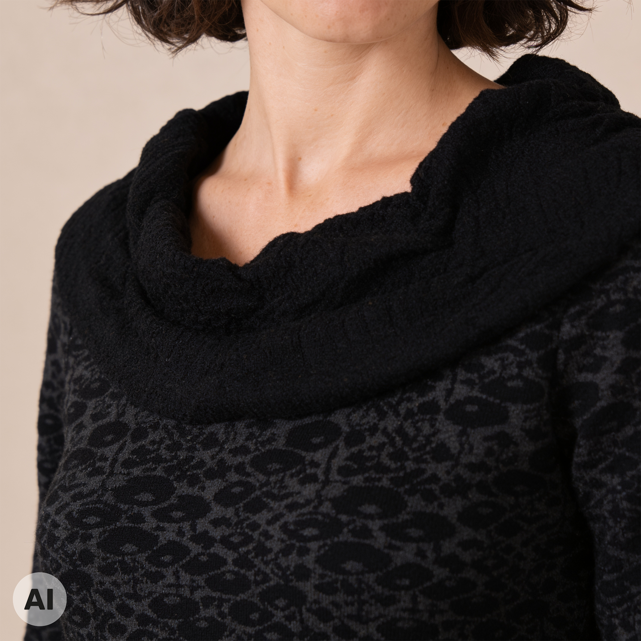Carmenpullover schwarz – Detailansicht, mit KI bearbeitet