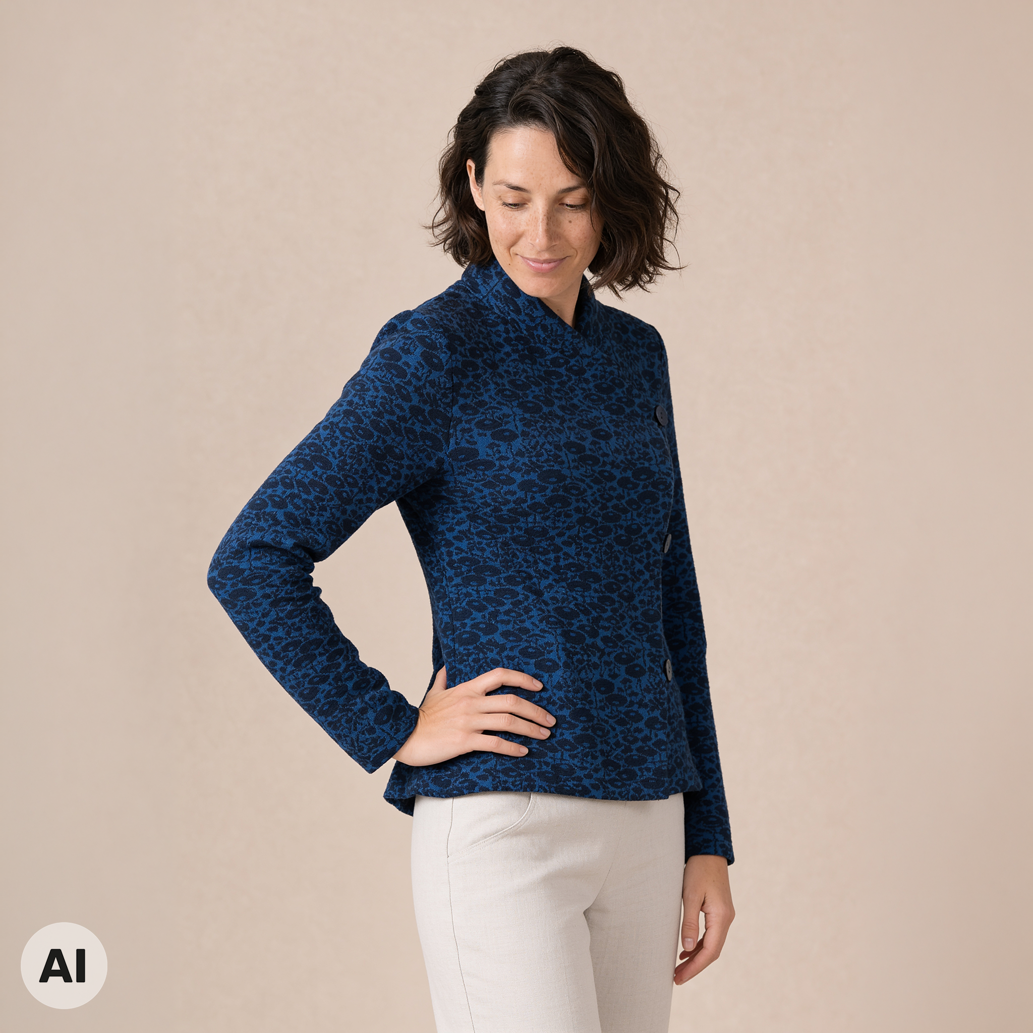asymmetrische Jacke blau – Vorderansicht, mit KI bearbeitet