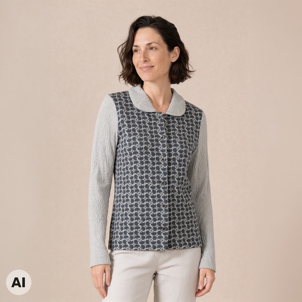 Jacke mit Falte grau – Vorderansicht, mit KI bearbeitet