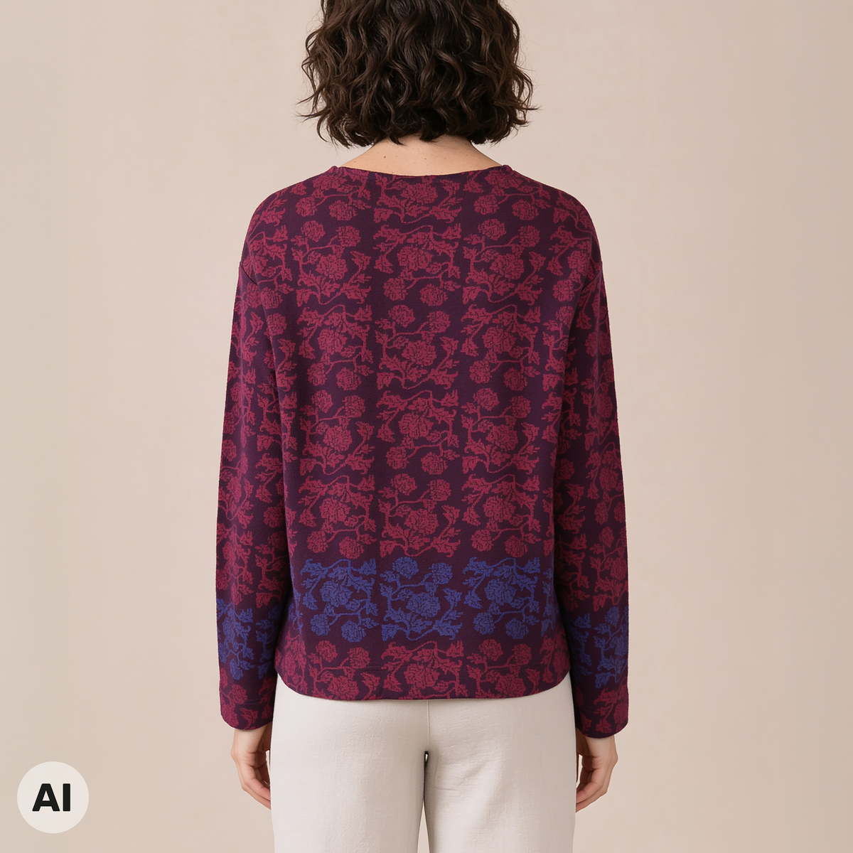 überschnittener Pullover lila – Rückansicht, mit KI bearbeitet