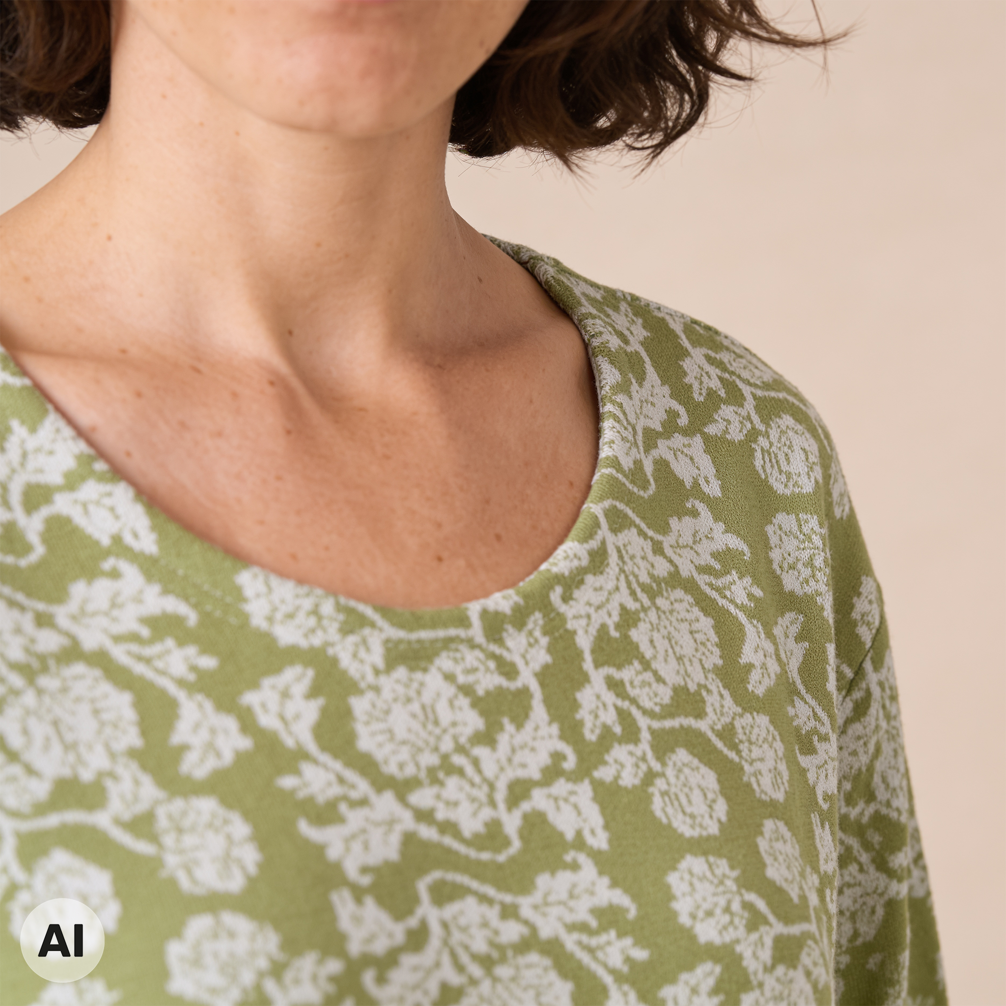 überschnittener Pullover grün – Detailansicht, mit KI bearbeitet