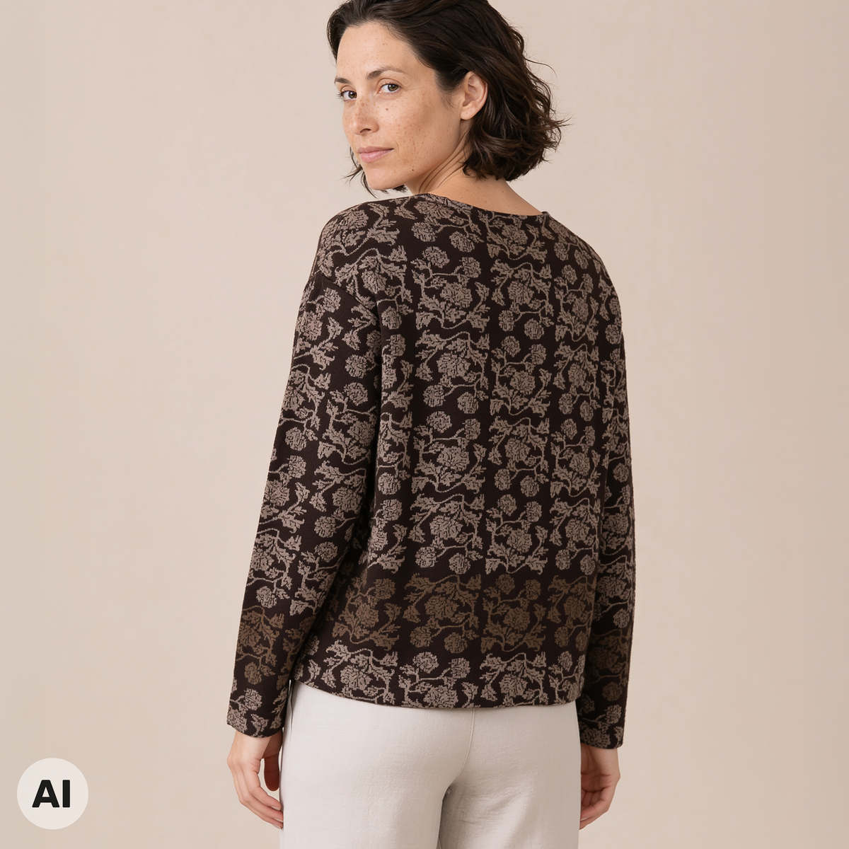 überschnittener Pullover braun – Rückansicht, mit KI bearbeitet