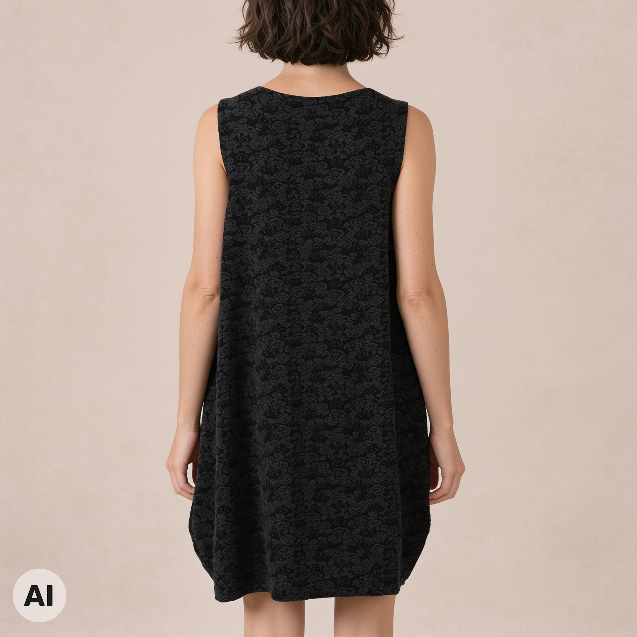 O-Kleid schwarz – Rückansicht, mit KI bearbeitet