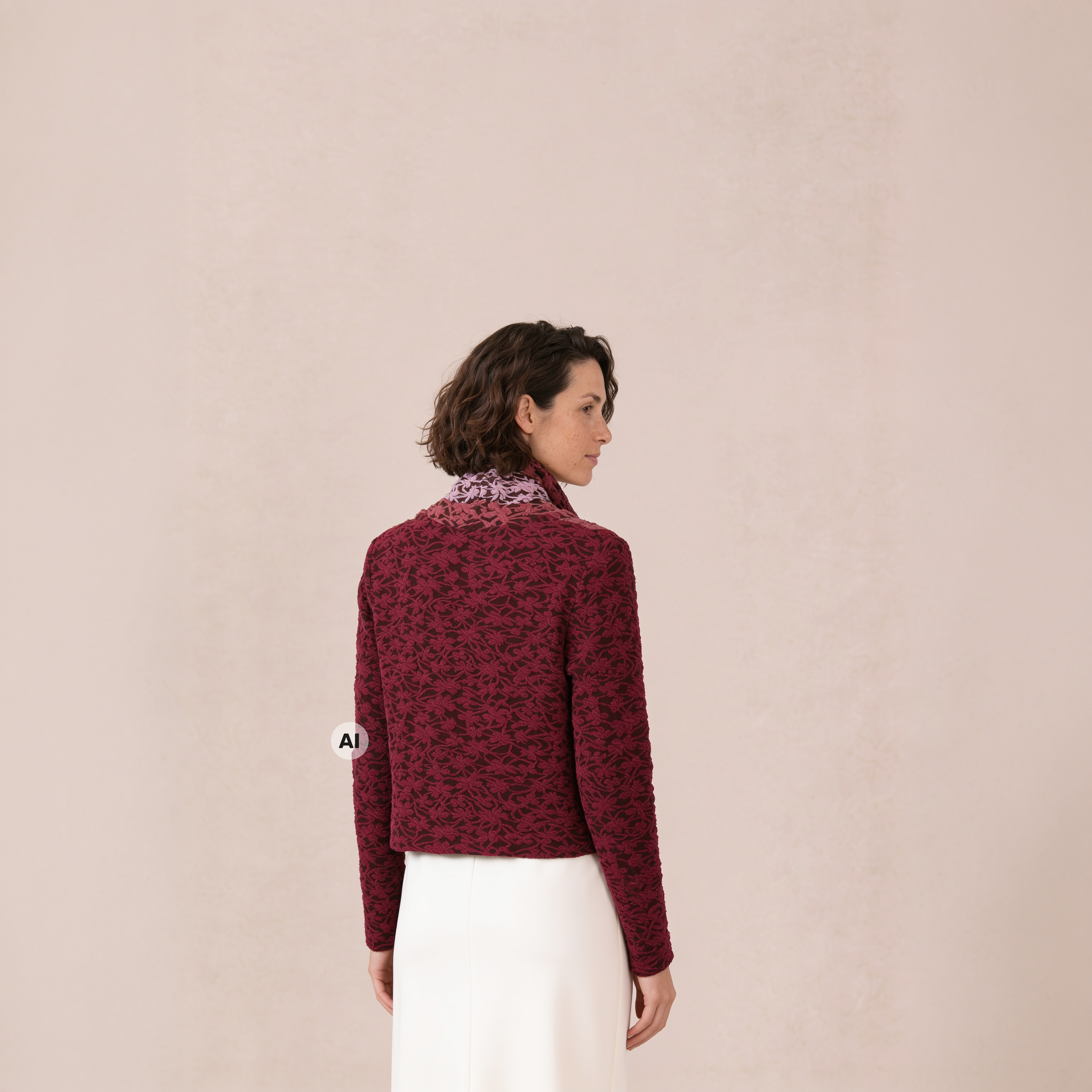 Hüllenjacke rosa – Rückansicht, mit KI bearbeitet