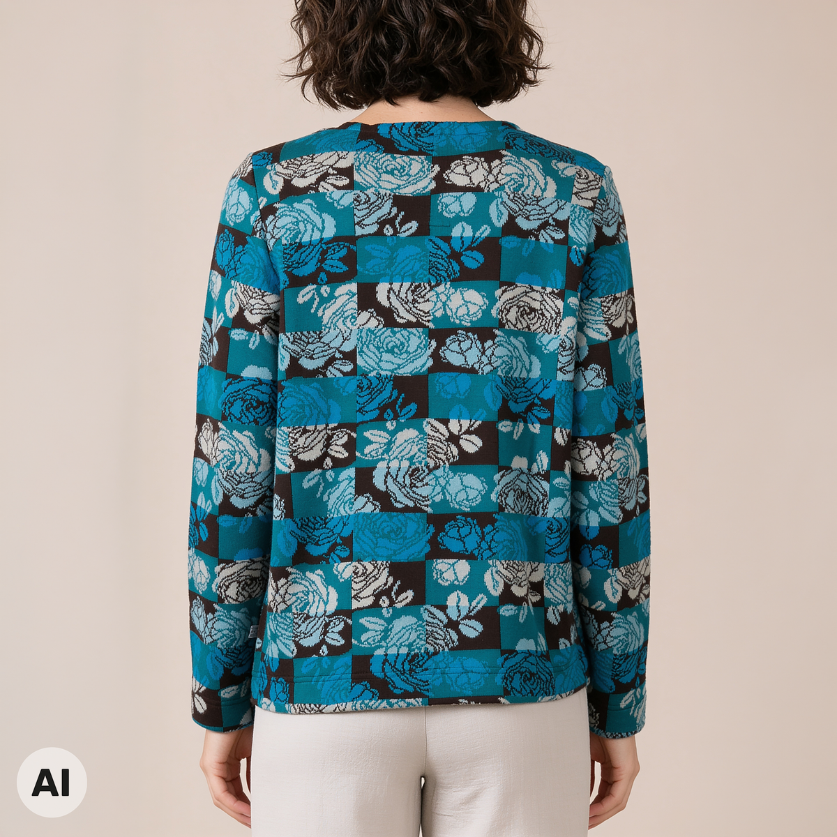 klassischer Pullover braun – Rückansicht, mit KI bearbeitet