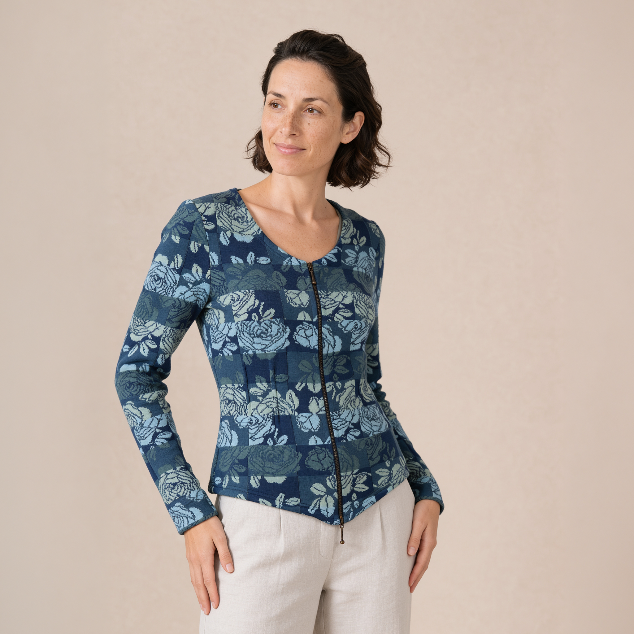 Spenzerjacke blau – Vorderansicht, mit KI bearbeitet