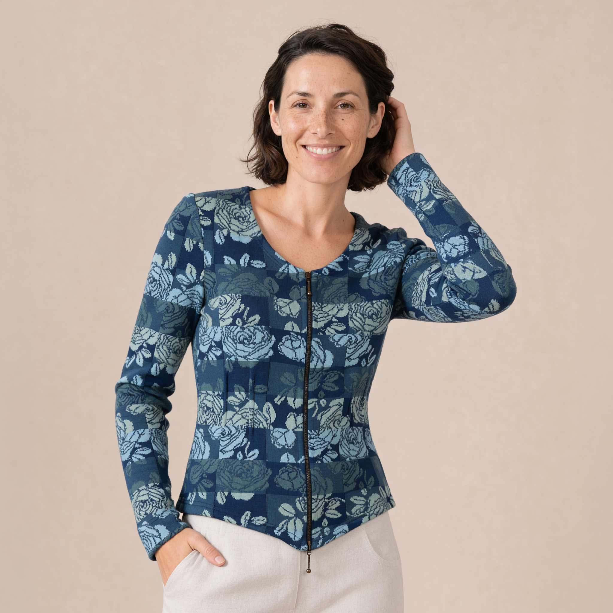 Spenzerjacke blau – Vorderansicht, mit KI bearbeitet