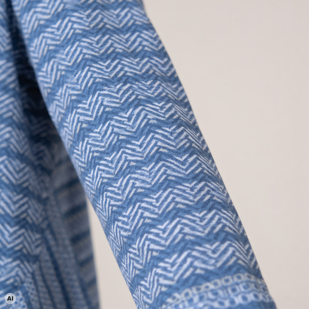 A-Linienpullover blau – Detailansicht, mit KI bearbeitet
