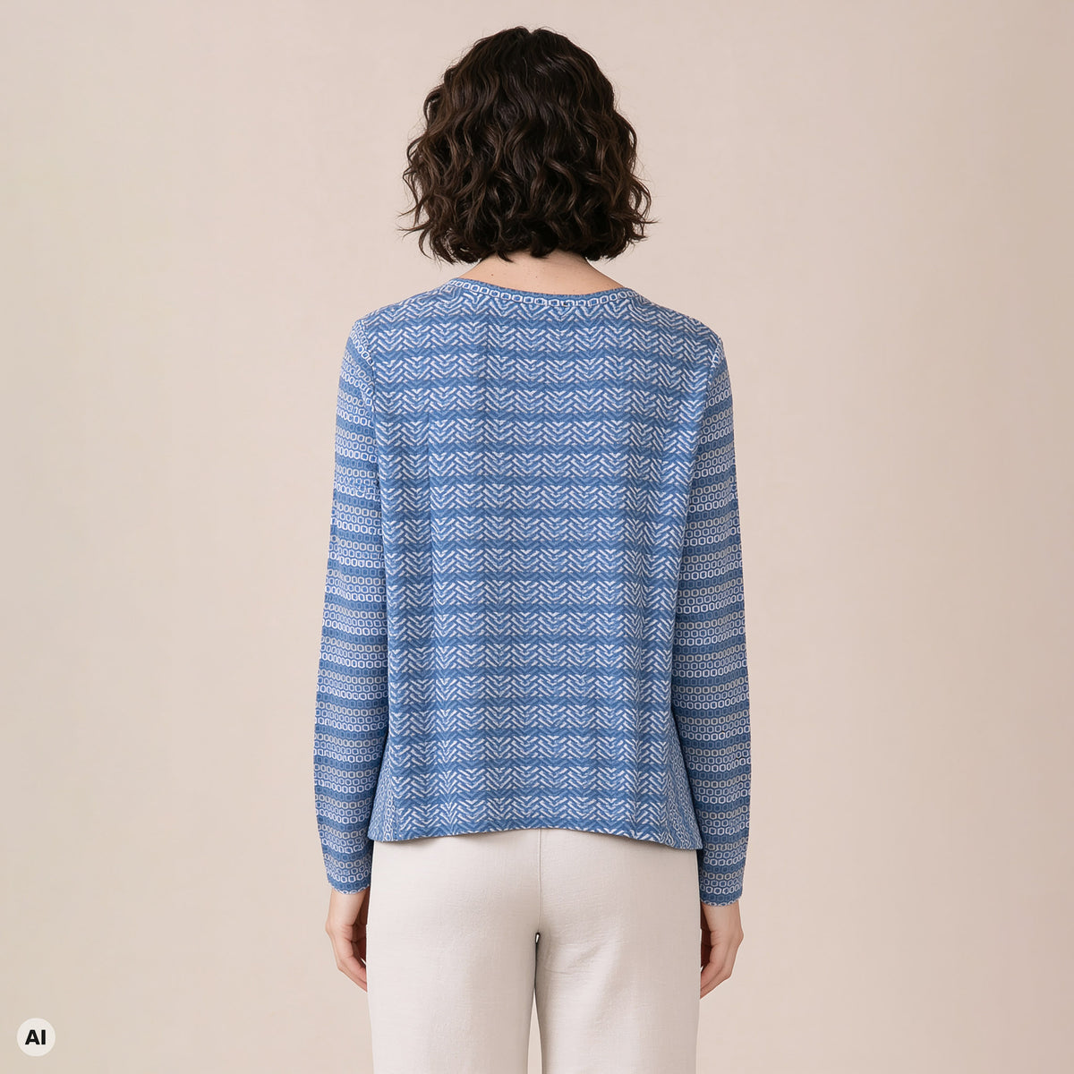 A-Linienpullover blau – Rückansicht, mit KI bearbeitet