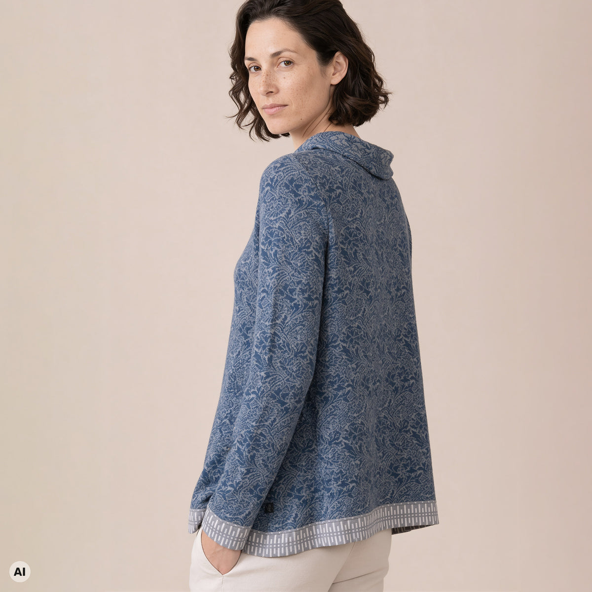 A-Linienpullover blau – Rückansicht, mit KI bearbeitet