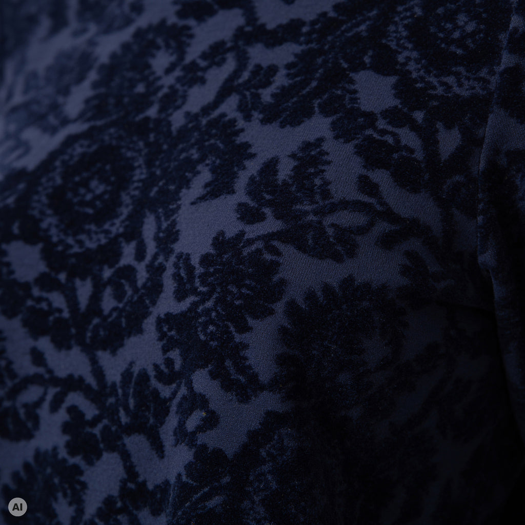 A-Linienpullover blau – Detailansicht, mit KI bearbeitet