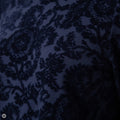 A-Linienpullover blau – Detailansicht, mit KI bearbeitet