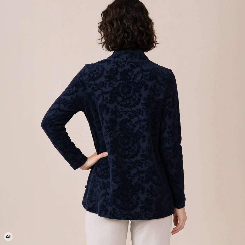 A-Linienpullover blau – Rückansicht, mit KI bearbeitet