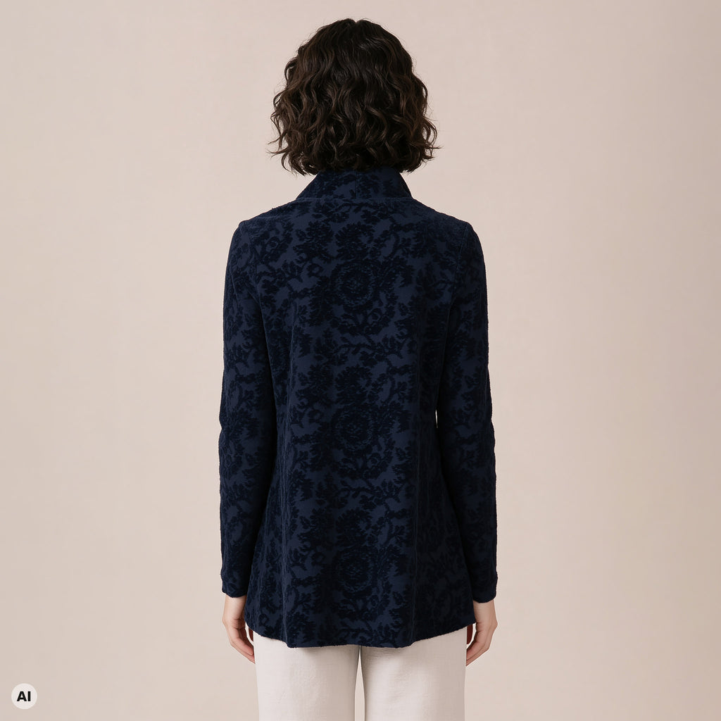 A-Linienpullover blau – Rückansicht, mit KI bearbeitet