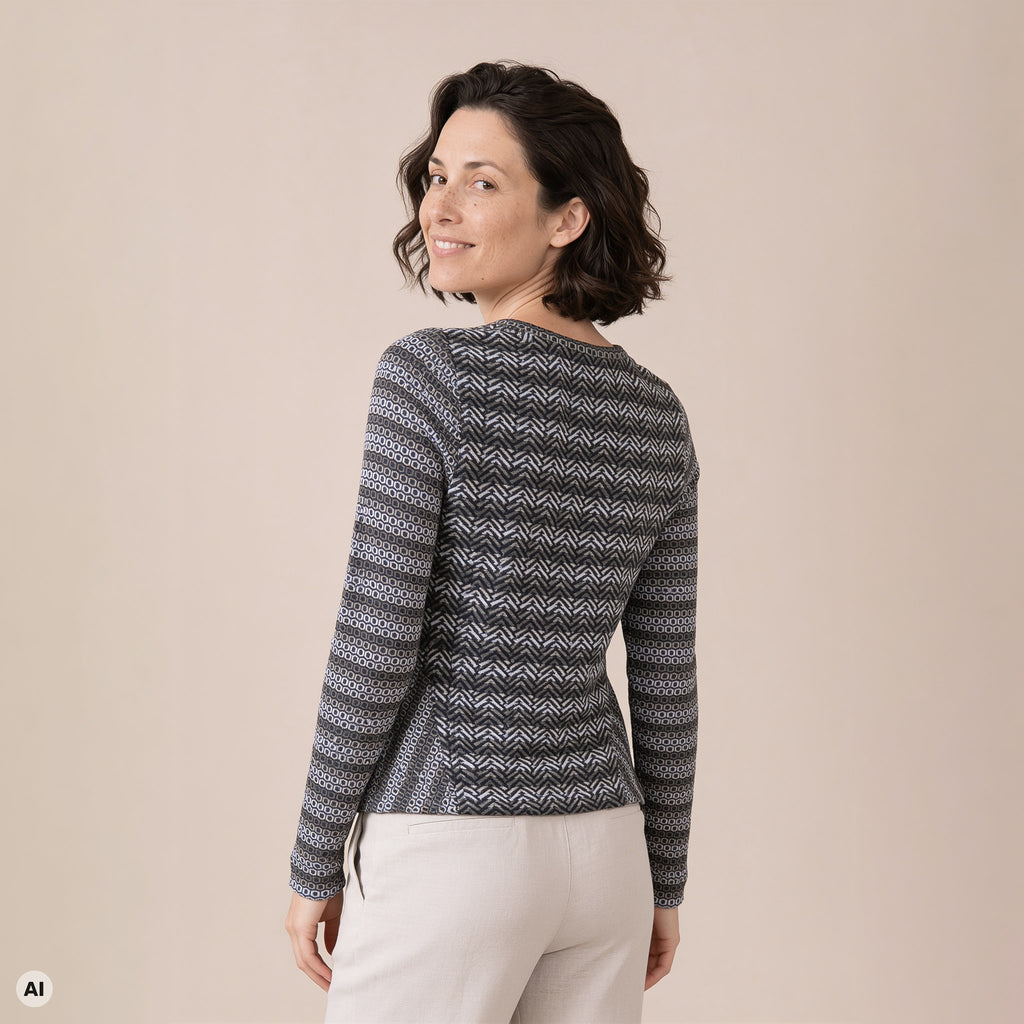 A-Linienpullover grau – Rückansicht, mit KI bearbeitet