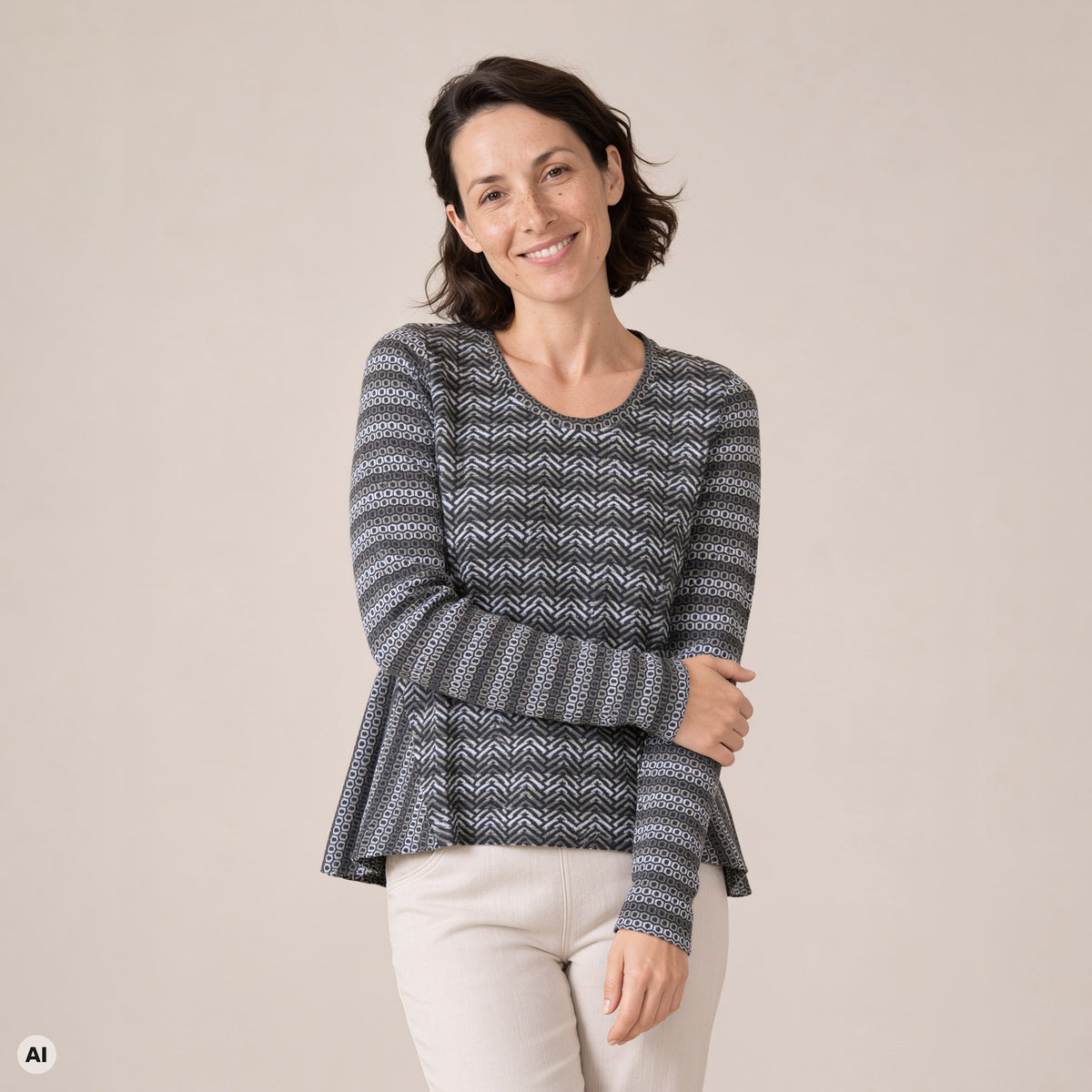 A-Linienpullover grau – Vorderansicht, mit KI bearbeitet