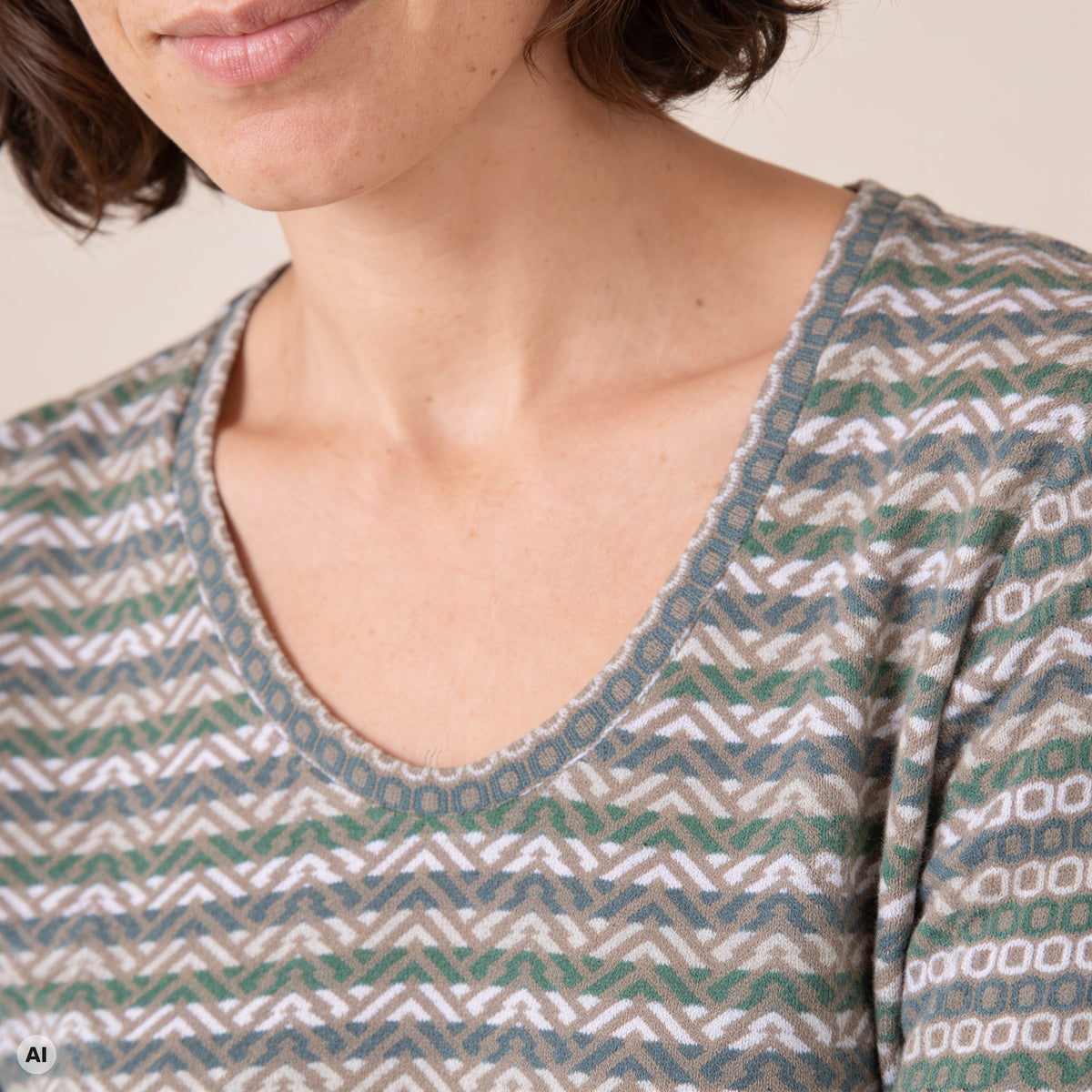 A-Linienpullover natur – Detailansicht, mit KI bearbeitet