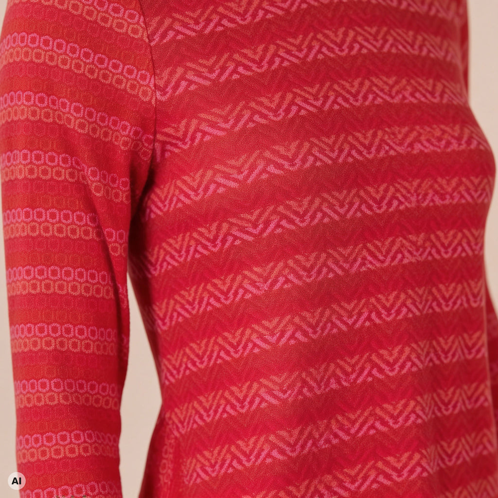 A-Linienpullover rot – Detailansicht, mit KI bearbeitet