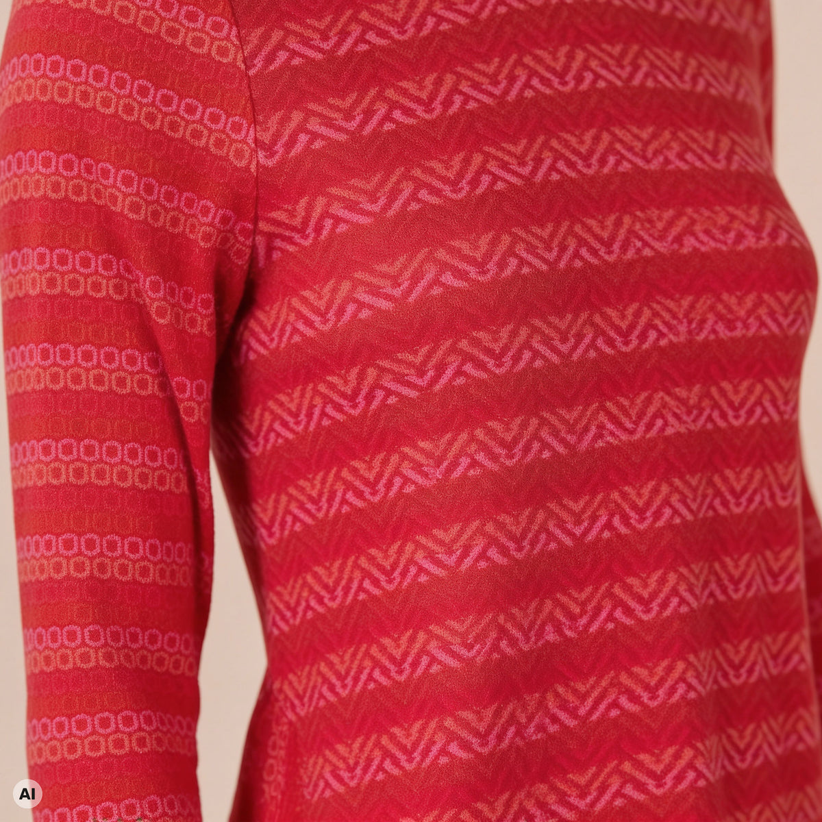 A-Linienpullover rot – Detailansicht, mit KI bearbeitet