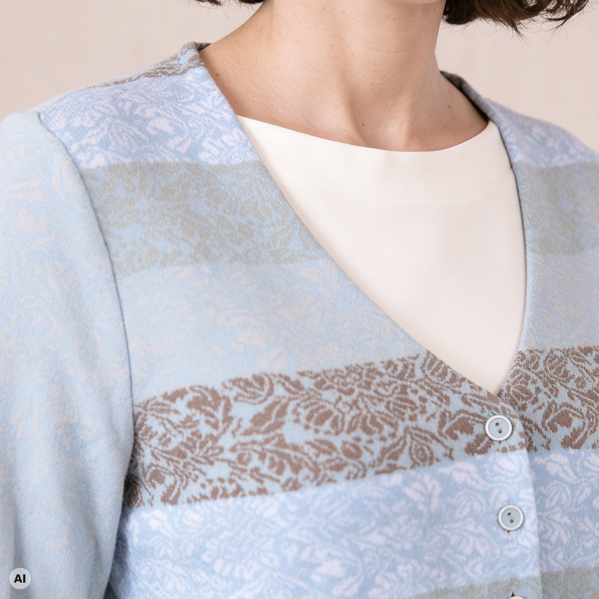 Bolero blau – Detailansicht, mit KI bearbeitet