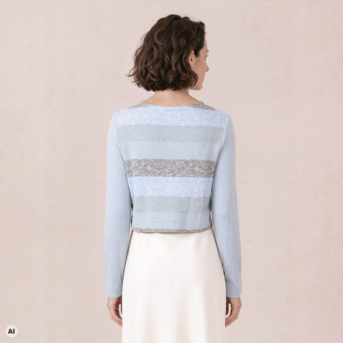Bolero blau – Rückansicht, mit KI bearbeitet