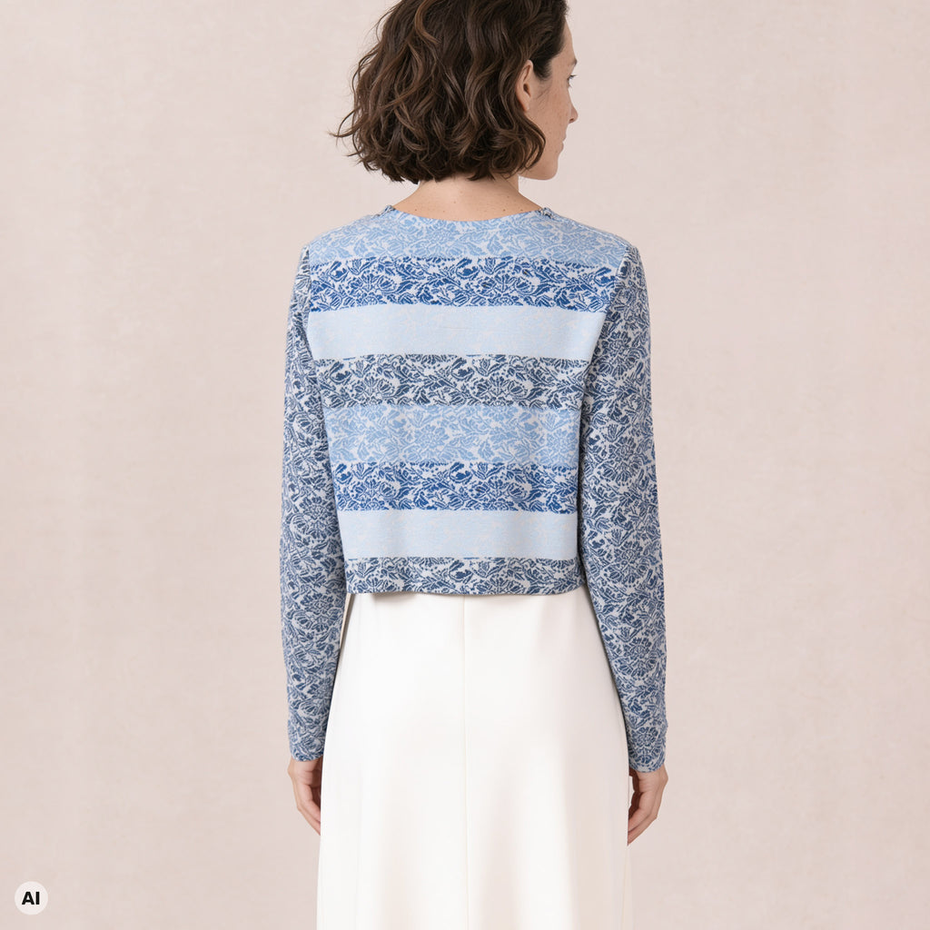 Bolero blau – Rückansicht, mit KI bearbeitet