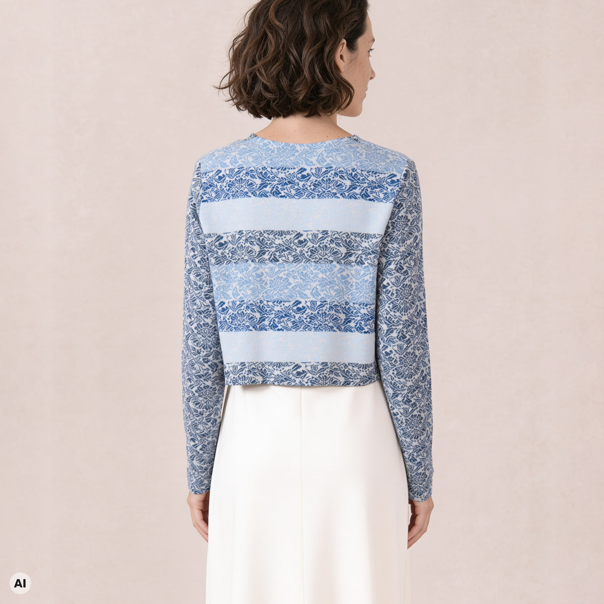 Bolero blau – Rückansicht, mit KI bearbeitet