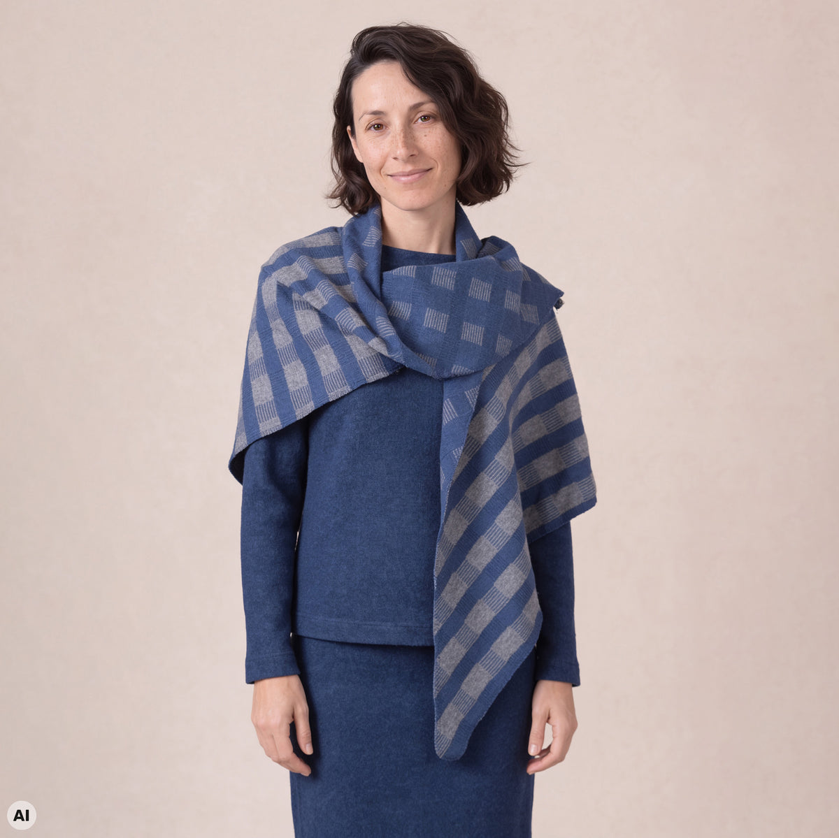 Dreiecktuch blau – Vorderansicht, mit KI bearbeitet