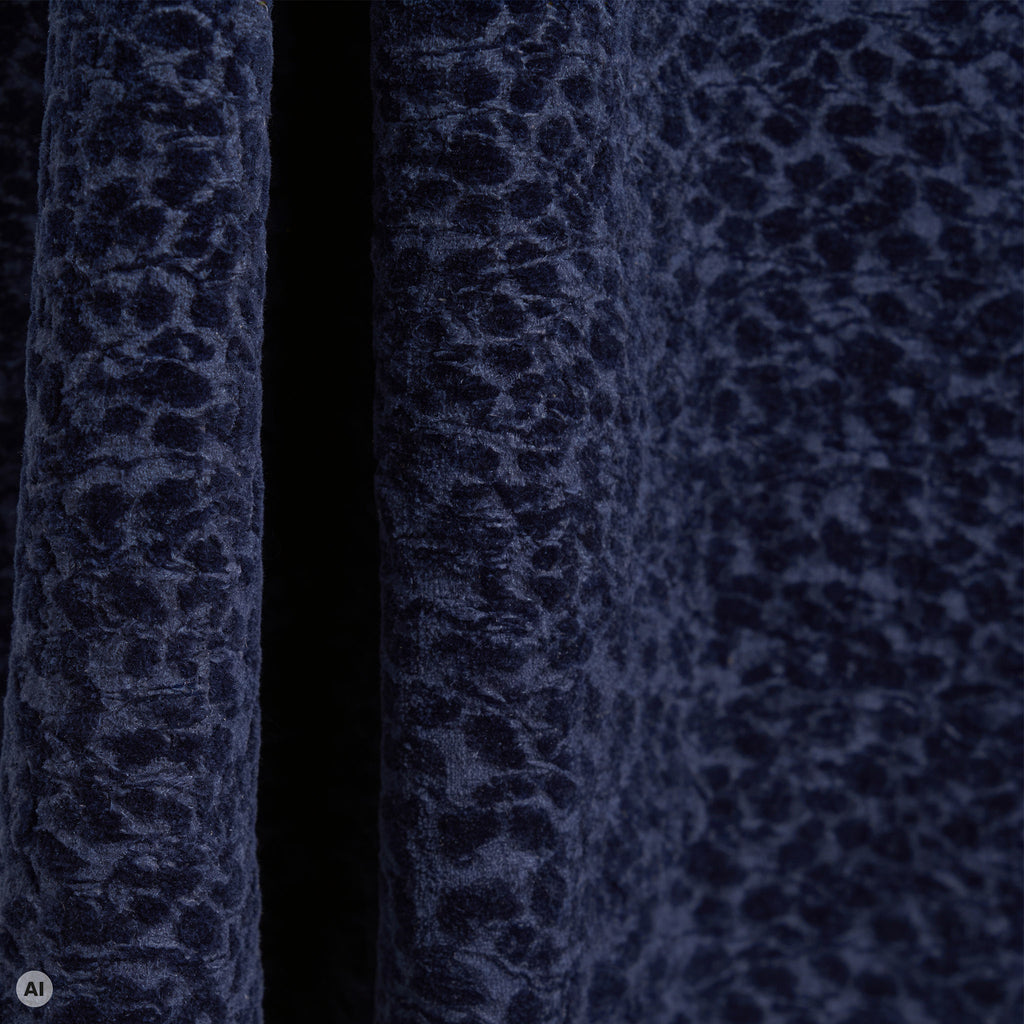 Faltenrock blau – Detailansicht, mit KI bearbeitet
