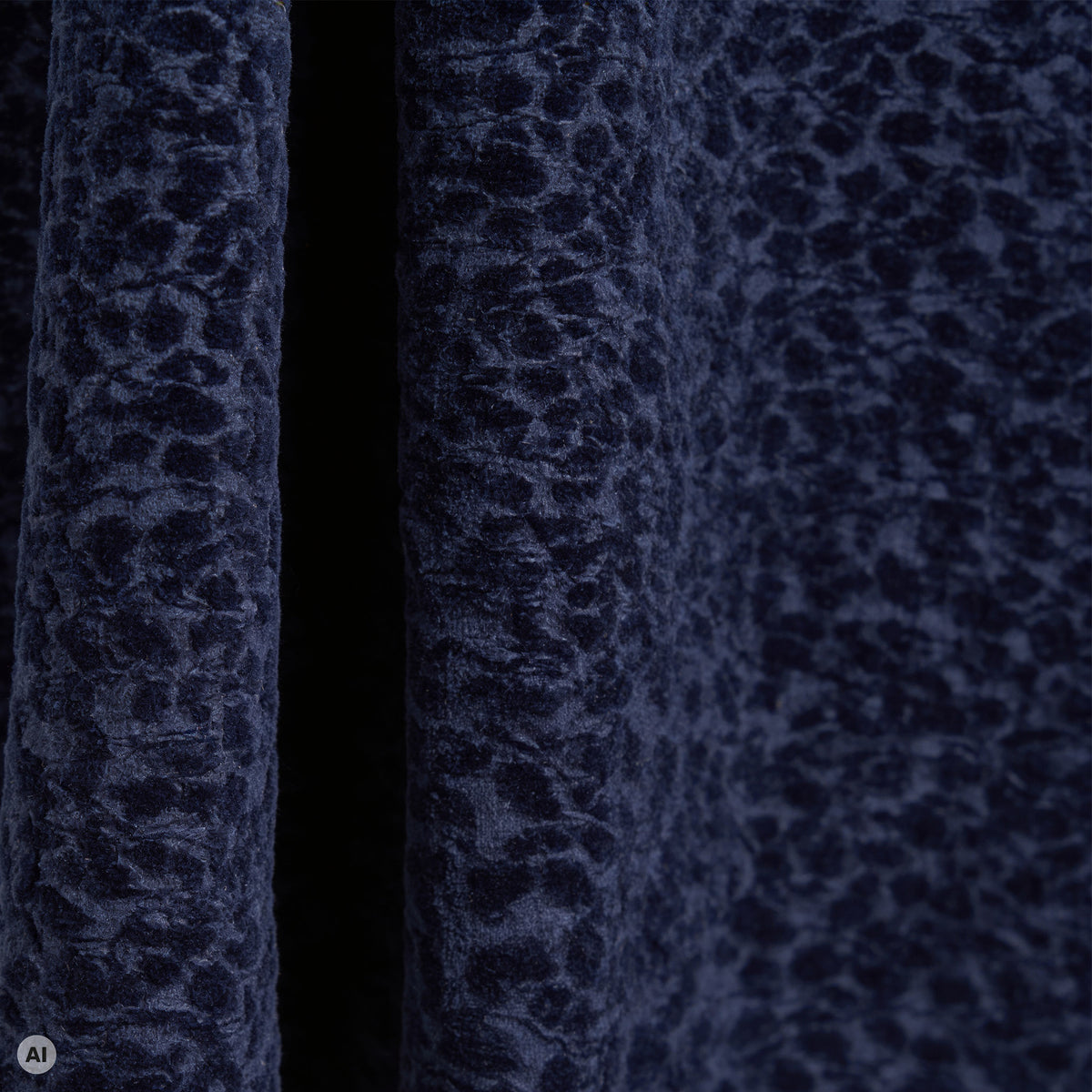 Faltenrock blau – Detailansicht, mit KI bearbeitet